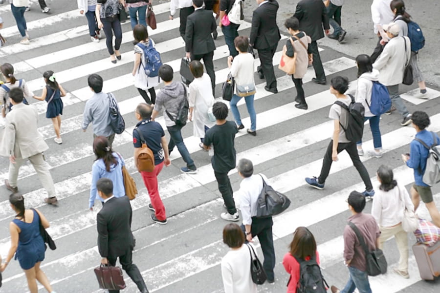 交差点を歩く人々